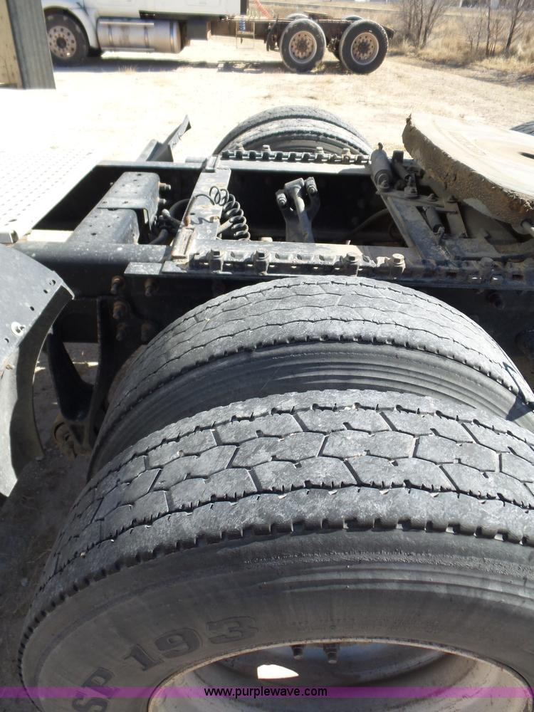 image for item J1258 2007 International 9400i semi truck