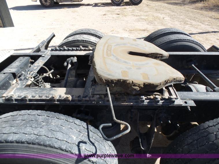 image for item J1258 2007 International 9400i semi truck