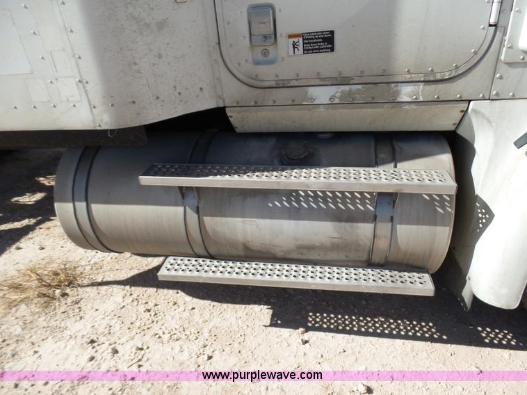 image for item J1258 2007 International 9400i semi truck