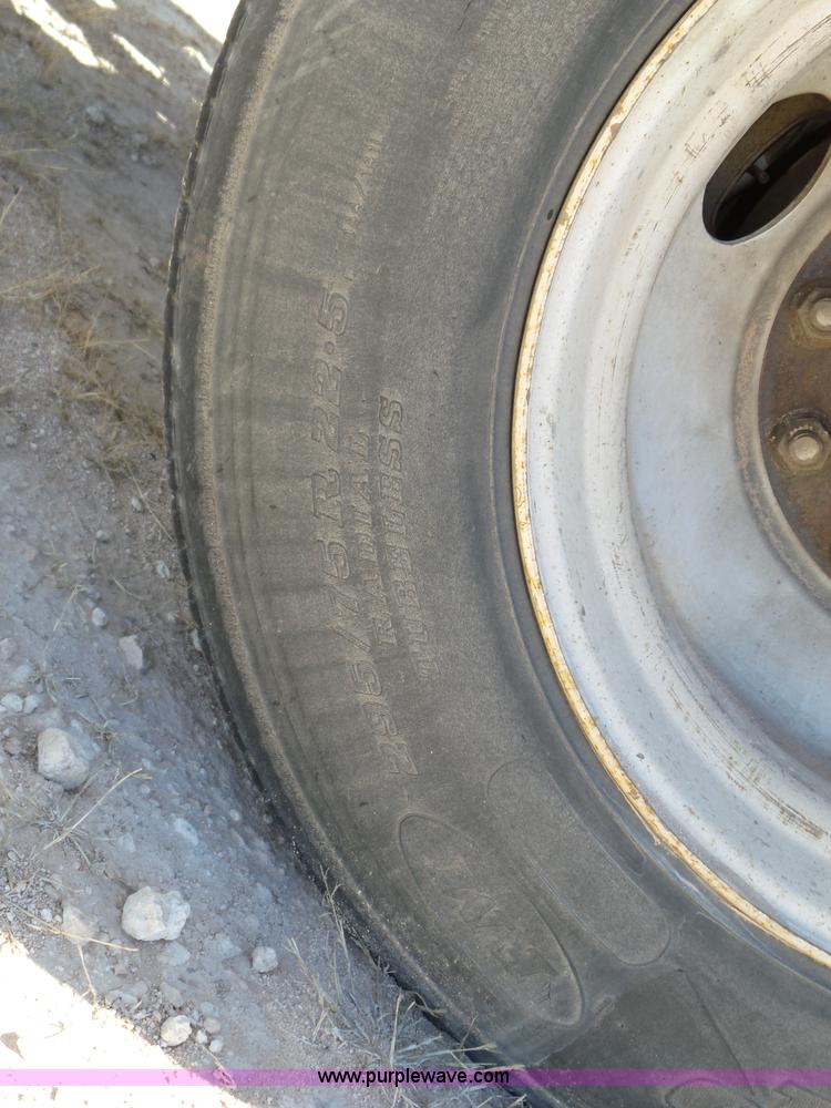 image for item J1258 2007 International 9400i semi truck