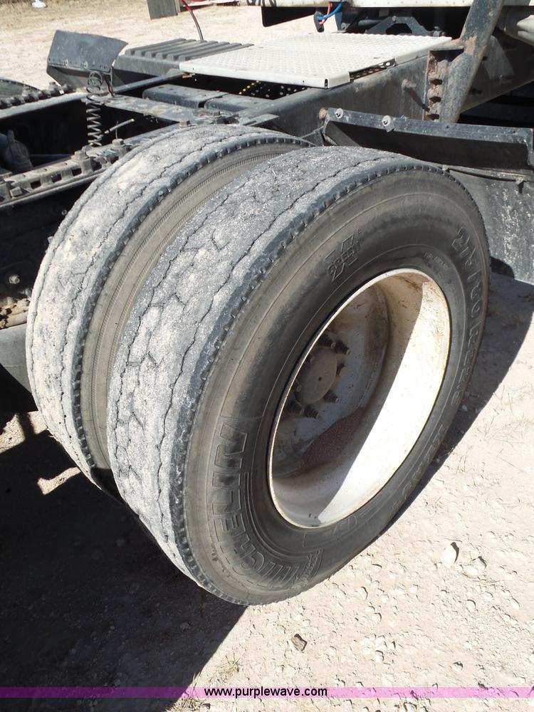 image for item J1258 2007 International 9400i semi truck