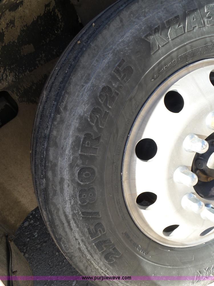 image for item J1258 2007 International 9400i semi truck