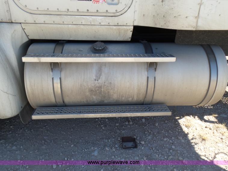 image for item J1258 2007 International 9400i semi truck