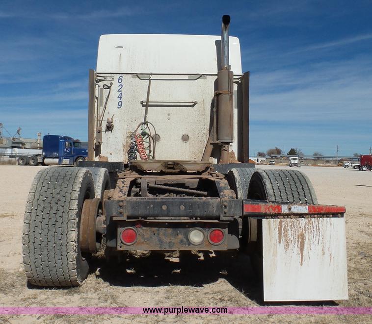 image for item J1259 2006 International 9400i semi truck