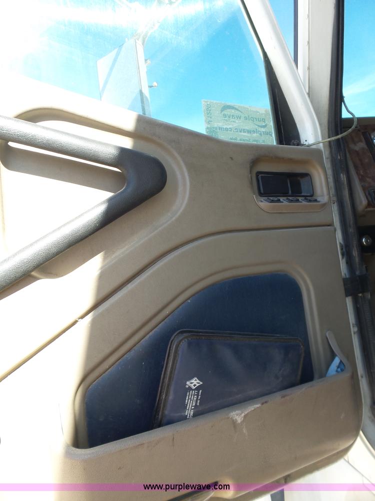 image for item J1259 2006 International 9400i semi truck