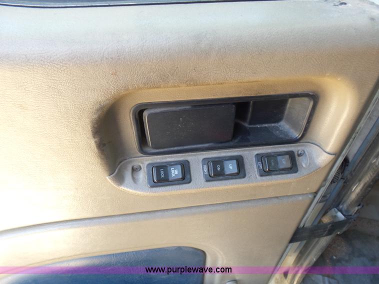 image for item J1259 2006 International 9400i semi truck