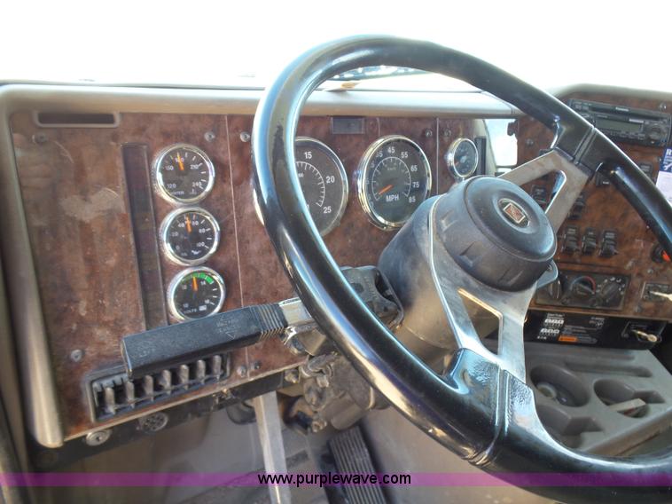 image for item J1259 2006 International 9400i semi truck