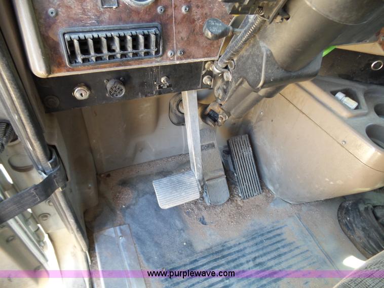 image for item J1259 2006 International 9400i semi truck