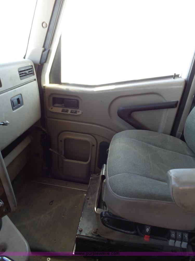 image for item J1259 2006 International 9400i semi truck