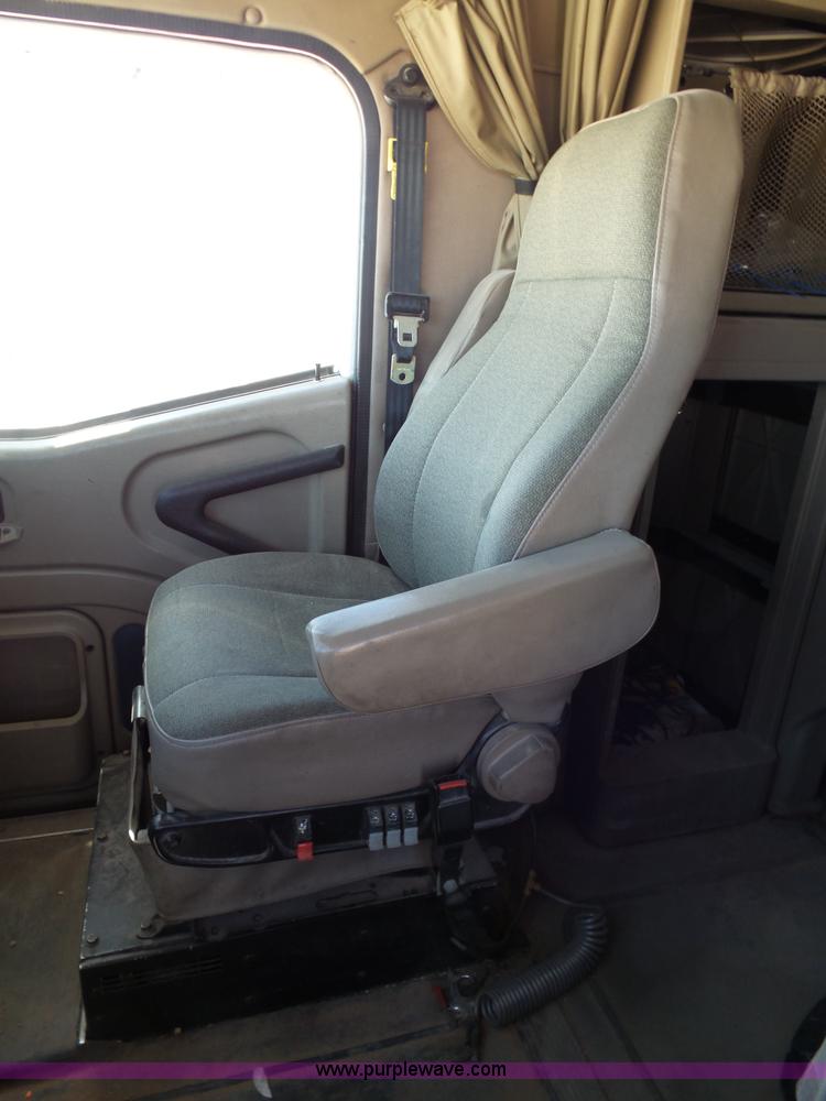 image for item J1259 2006 International 9400i semi truck