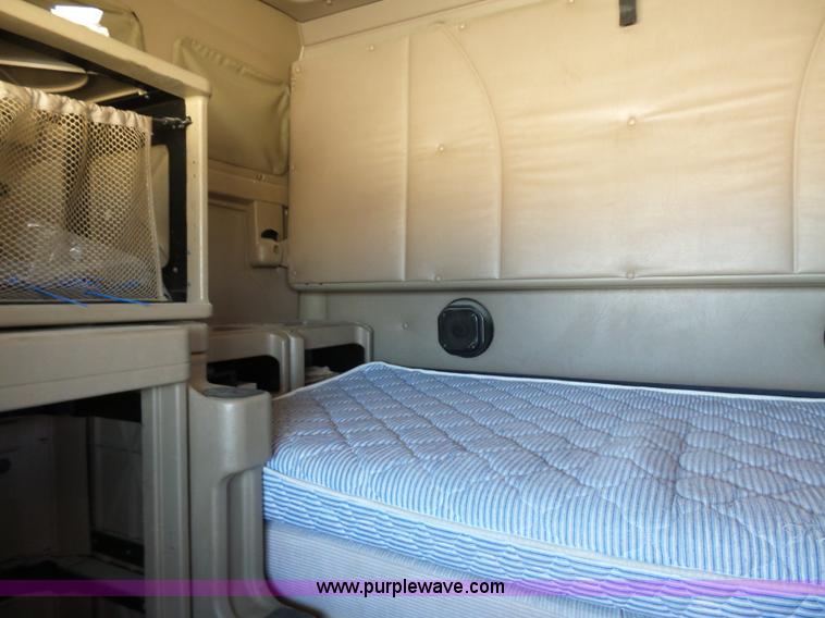 image for item J1259 2006 International 9400i semi truck