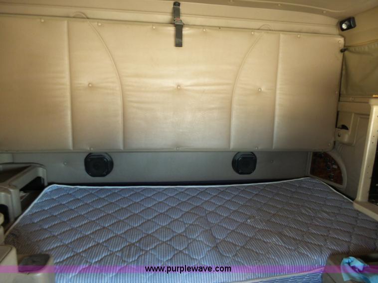 image for item J1259 2006 International 9400i semi truck