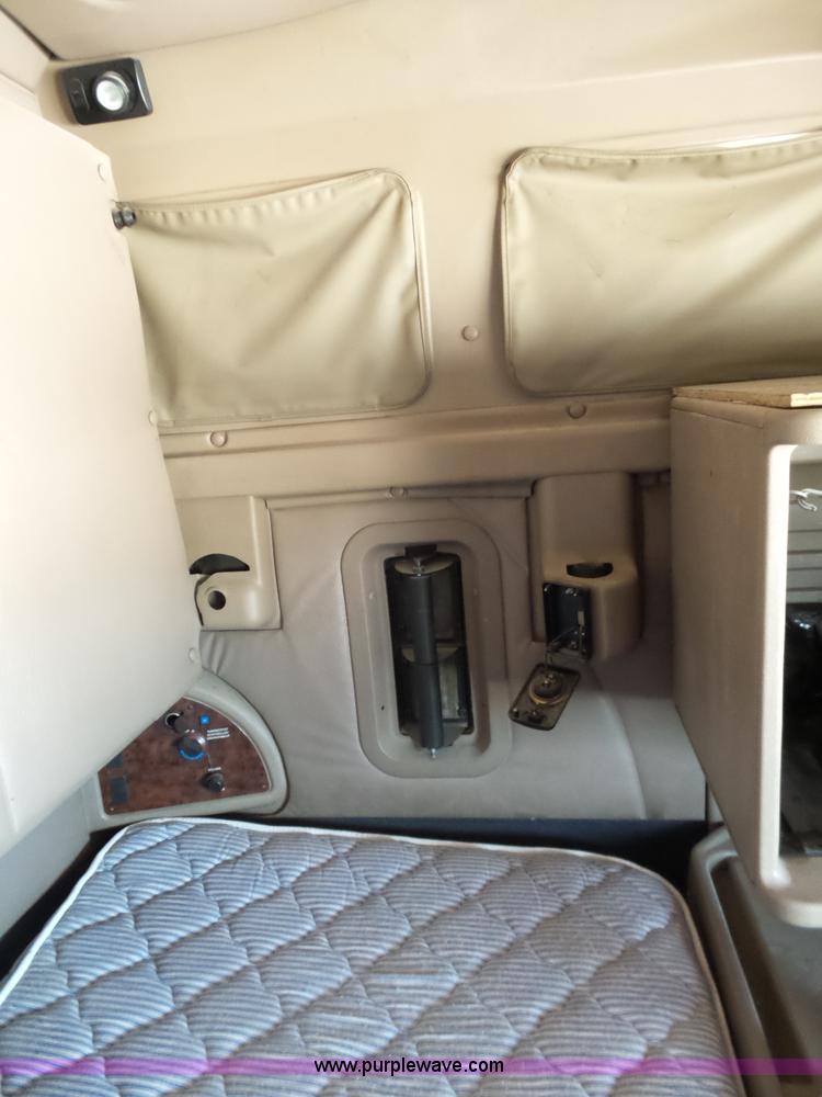 image for item J1259 2006 International 9400i semi truck