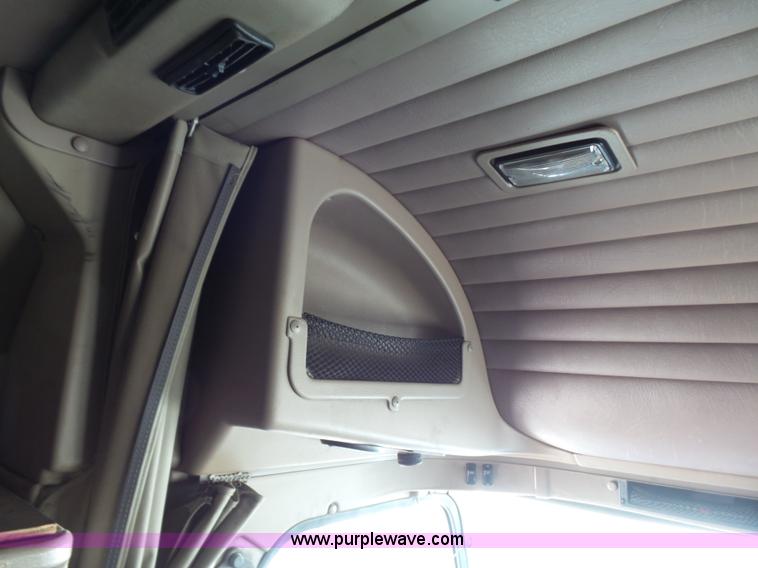 image for item J1259 2006 International 9400i semi truck