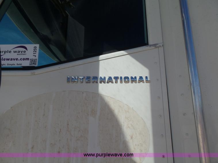 image for item J1259 2006 International 9400i semi truck