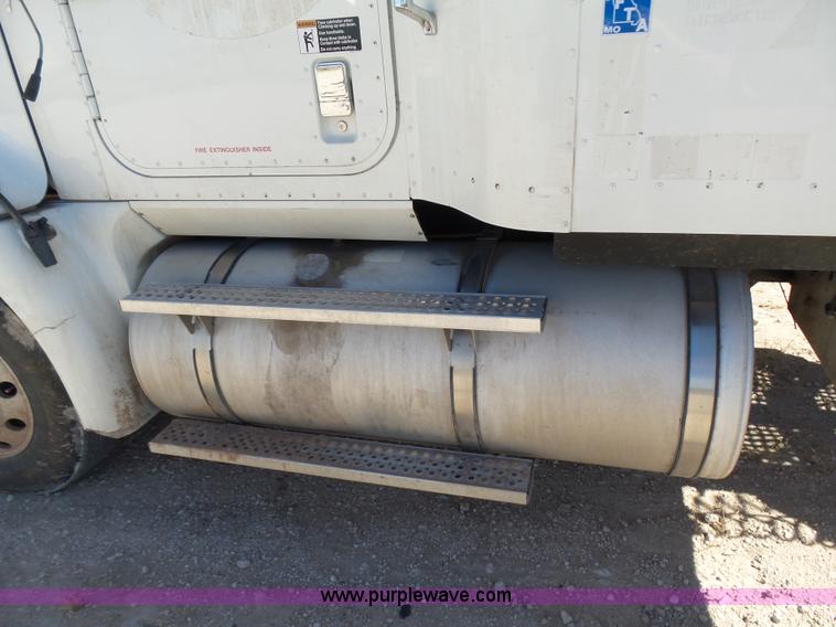 image for item J1259 2006 International 9400i semi truck