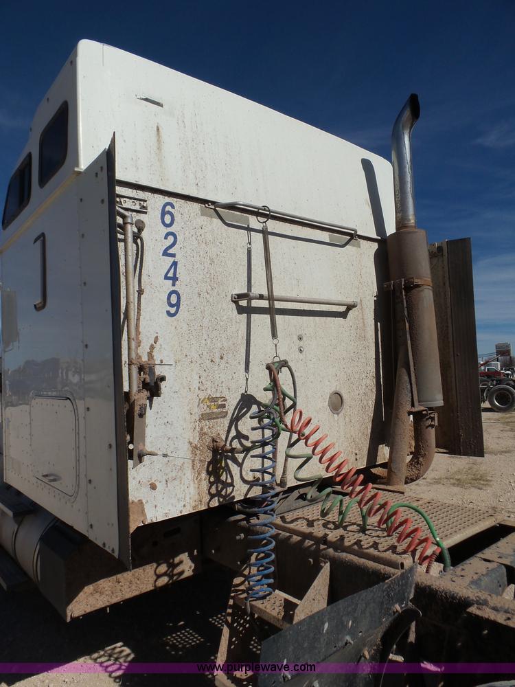 image for item J1259 2006 International 9400i semi truck