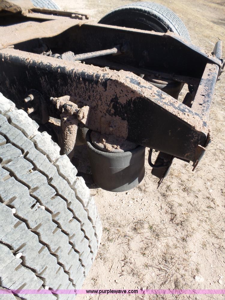 image for item J1259 2006 International 9400i semi truck