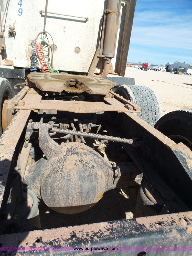 image for item J1259 2006 International 9400i semi truck