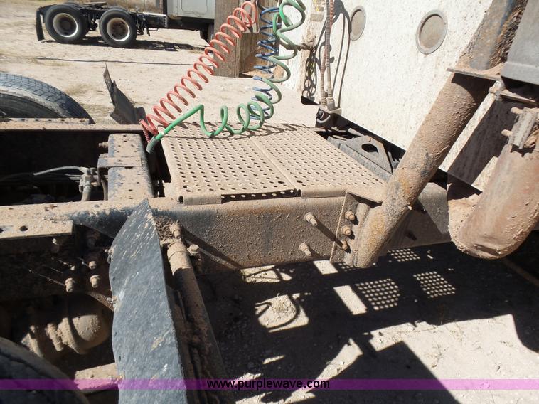 image for item J1259 2006 International 9400i semi truck