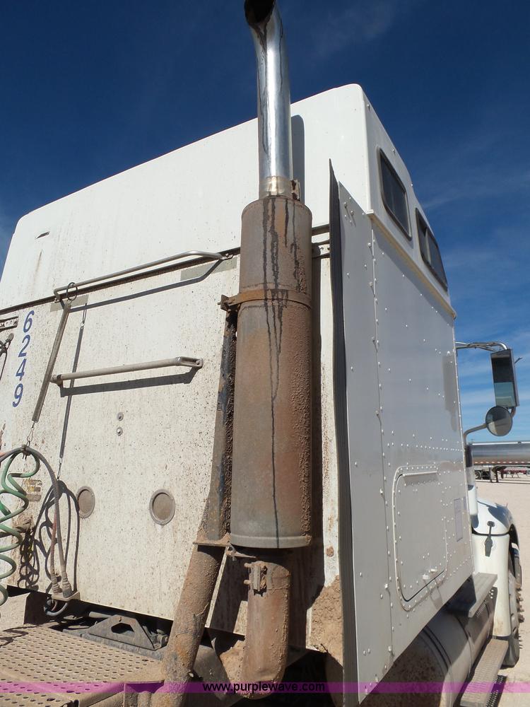 image for item J1259 2006 International 9400i semi truck