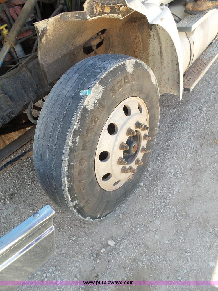 image for item J1259 2006 International 9400i semi truck