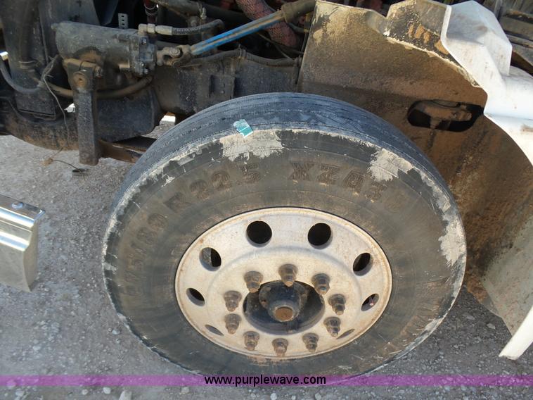 image for item J1259 2006 International 9400i semi truck