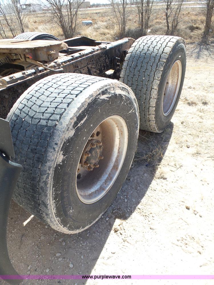 image for item J1259 2006 International 9400i semi truck