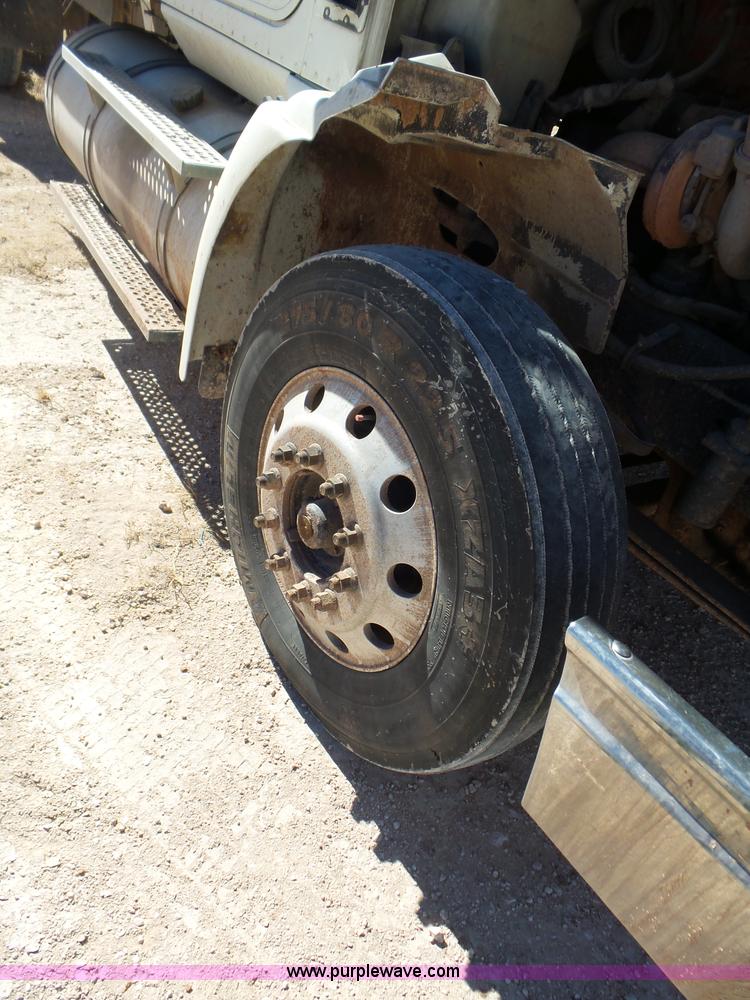 image for item J1259 2006 International 9400i semi truck