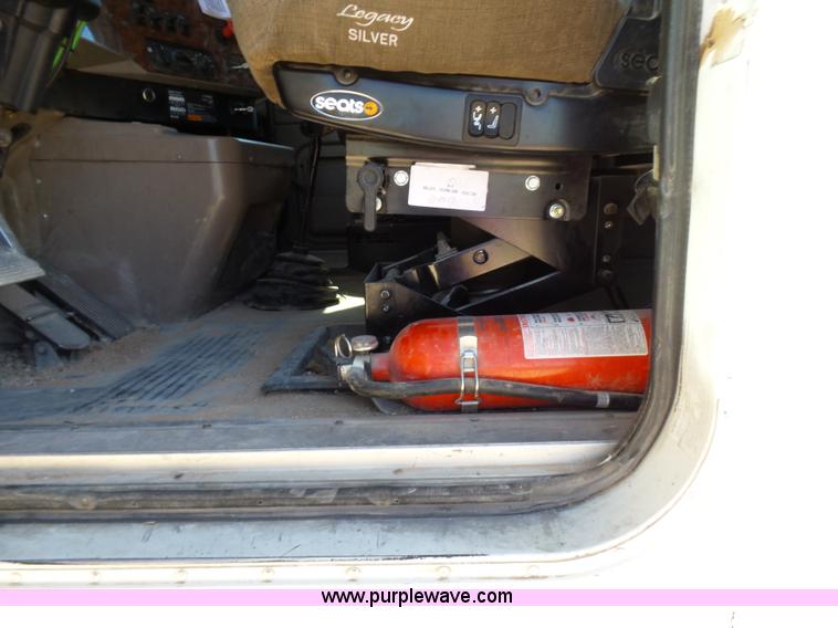 image for item J1259 2006 International 9400i semi truck