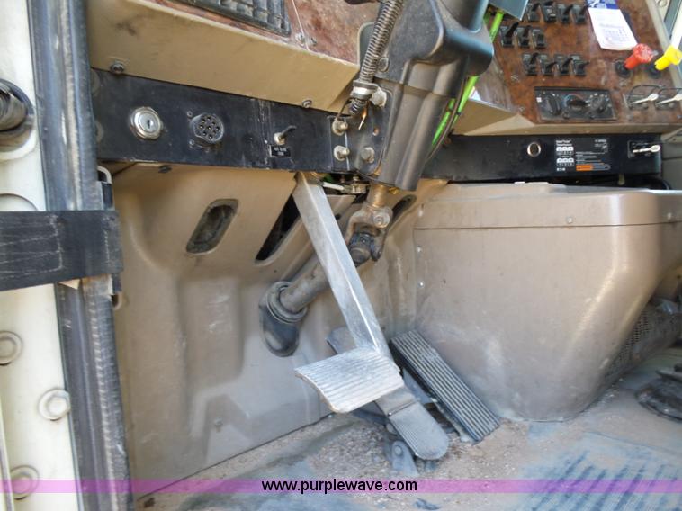 image for item J1259 2006 International 9400i semi truck