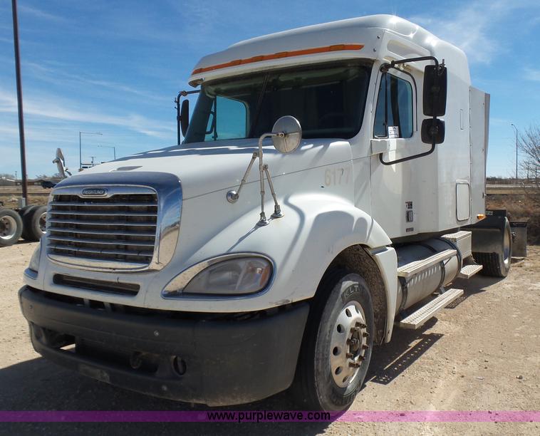 image for item J1260 2005 Freightliner Columbia semi truck