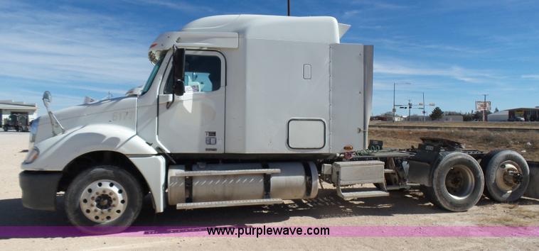 image for item J1260 2005 Freightliner Columbia semi truck