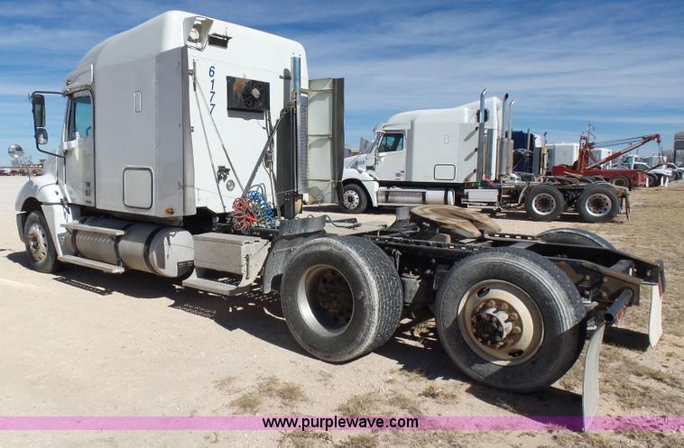 image for item J1260 2005 Freightliner Columbia semi truck