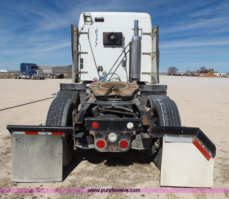 image for item J1260 2005 Freightliner Columbia semi truck