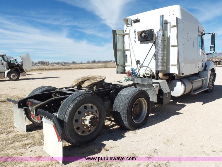 image for item J1260 2005 Freightliner Columbia semi truck