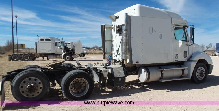 image for item J1260 2005 Freightliner Columbia semi truck