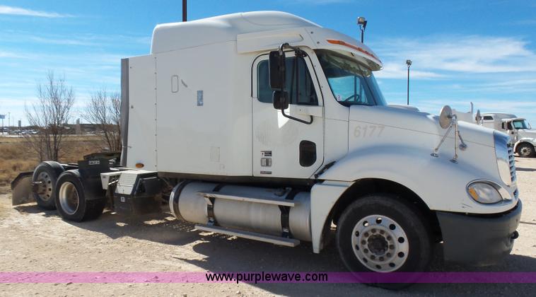 image for item J1260 2005 Freightliner Columbia semi truck