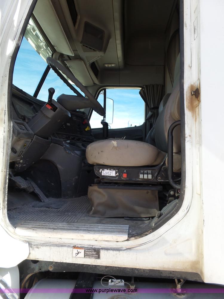 image for item J1260 2005 Freightliner Columbia semi truck