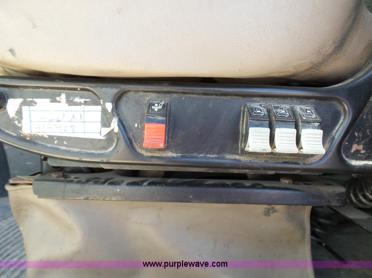 image for item J1260 2005 Freightliner Columbia semi truck