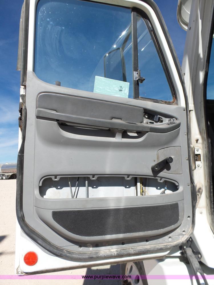 image for item J1260 2005 Freightliner Columbia semi truck