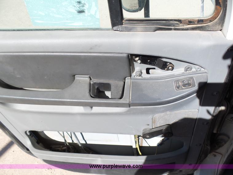 image for item J1260 2005 Freightliner Columbia semi truck