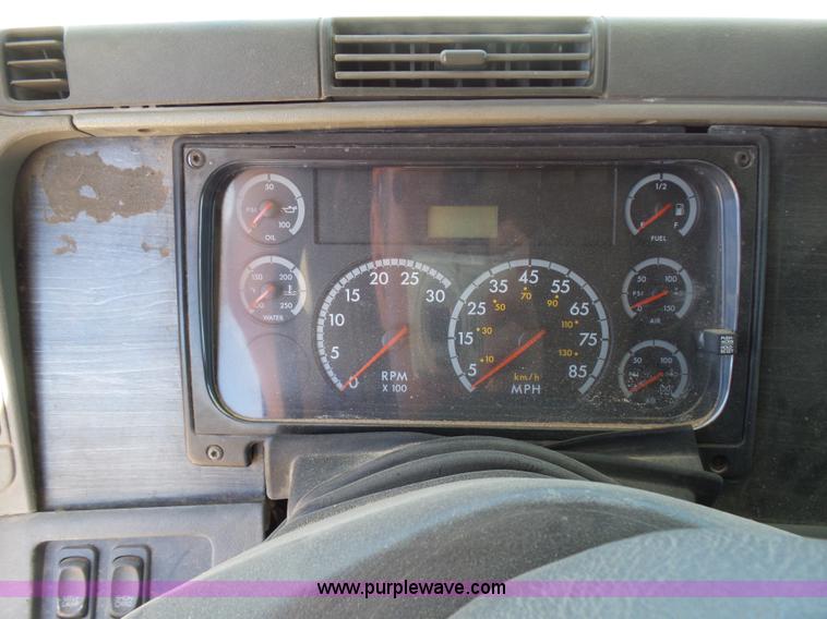 image for item J1260 2005 Freightliner Columbia semi truck