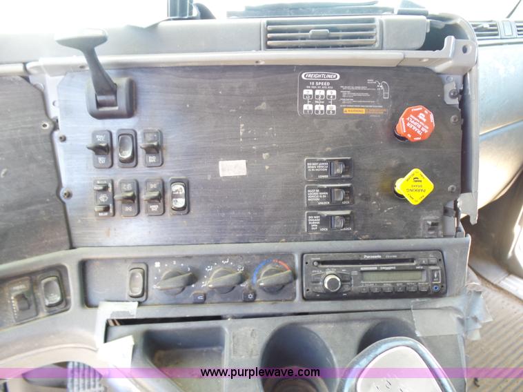 image for item J1260 2005 Freightliner Columbia semi truck