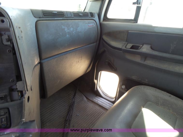 image for item J1260 2005 Freightliner Columbia semi truck