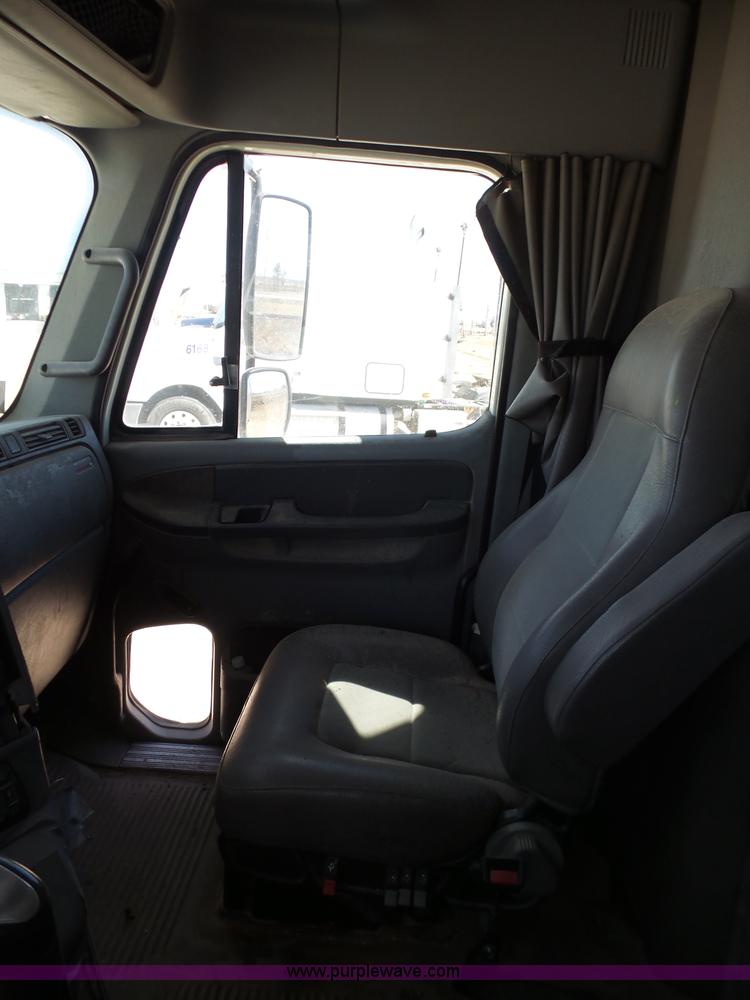 image for item J1260 2005 Freightliner Columbia semi truck