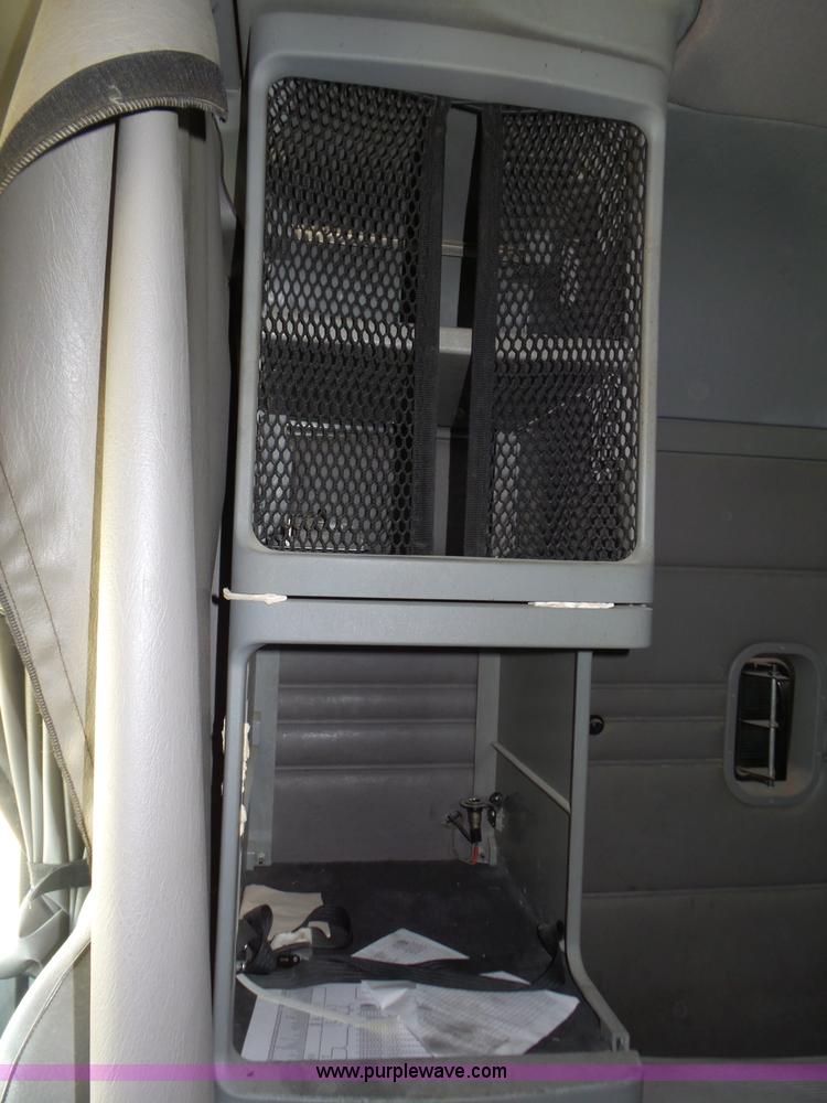 image for item J1260 2005 Freightliner Columbia semi truck