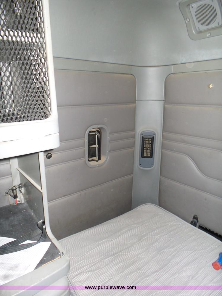 image for item J1260 2005 Freightliner Columbia semi truck