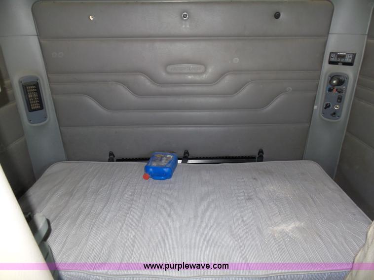 image for item J1260 2005 Freightliner Columbia semi truck