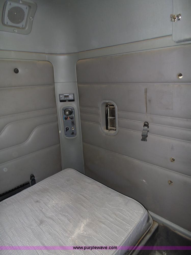 image for item J1260 2005 Freightliner Columbia semi truck